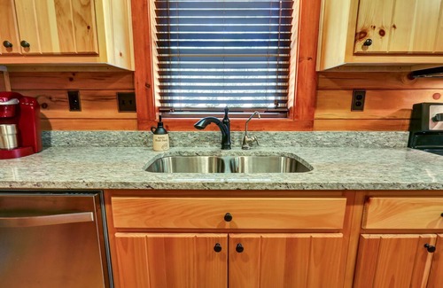 Salem Cabina | Log Cabin in the Foothills of the Blue Ridge Mountains, Lake Jocassee - Keowee