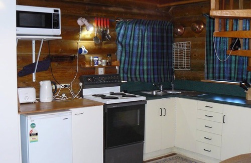 Mt Lyford Cabina | Log cabin in the mountains with indoor climbing wall, perfect for a family.