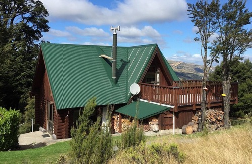 Mt Lyford Cabina | Log cabin in the mountains with indoor climbing wall, perfect for a family.