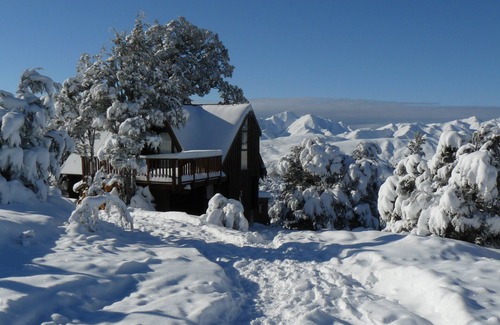 Mt Lyford Cabina | Log cabin in the mountains with indoor climbing wall, perfect for a family.