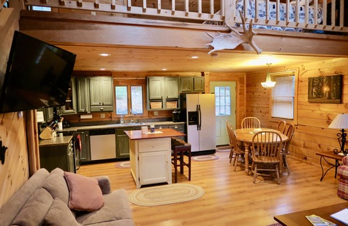 Thornton Cabina | log cabin in the White Mtns. near skiing & attractions Sleeps 8-10