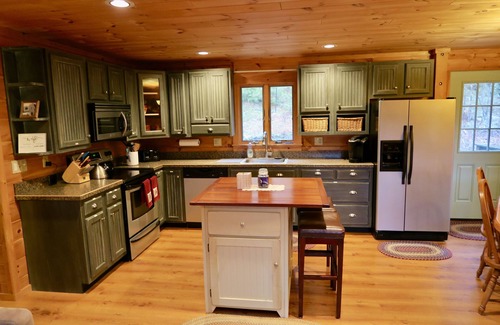 Thornton Cabina | log cabin in the White Mtns. near skiing & attractions Sleeps 8-10