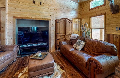 Stringtown Casa | Log cabin in the woods - channel access, kayaks, canoe, firepit, dog-friendly
