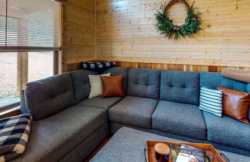 Stringtown Casa | Log cabin in the woods - channel access, kayaks, canoe, firepit, dog-friendly