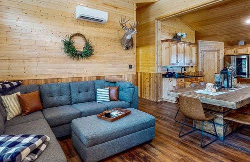 Stringtown Casa | Log cabin in the woods - channel access, kayaks, canoe, firepit, dog-friendly