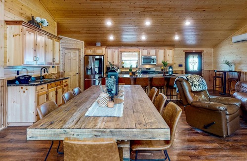 Stringtown Casa | Log cabin in the woods - channel access, kayaks, canoe, firepit, dog-friendly