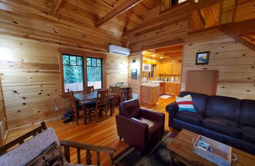 McKenzie Bridge Cabina | Log Cabin Inn - Cabin 12 on the Mckenzie River - minutes from Tokatee and Loloma