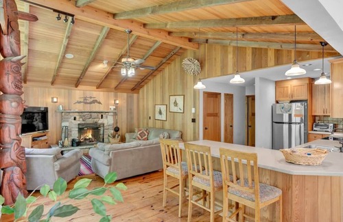 Gouldsboro Cabina | Log Cabin | King Beds | Lake Access