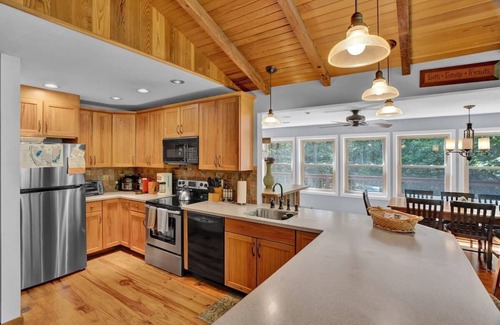 Gouldsboro Cabina | Log Cabin | King Beds | Lake Access