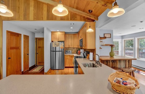 Gouldsboro Cabina | Log Cabin | King Beds | Lake Access