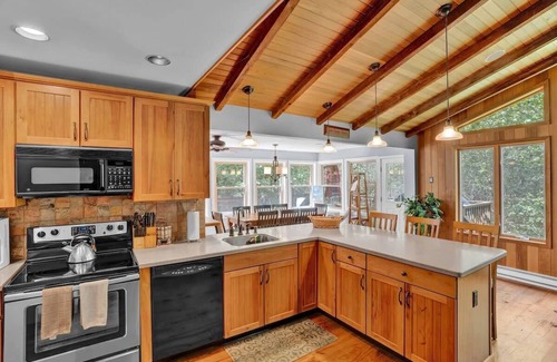 Gouldsboro Cabina | Log Cabin | King Beds | Lake Access