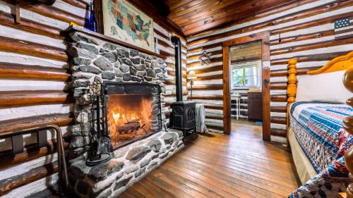 Woodfin Cabina | Log Cabin Motor Court