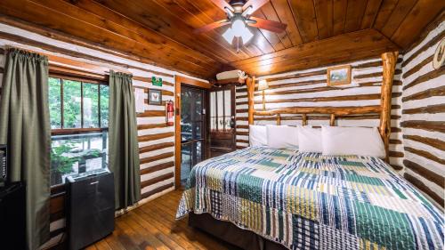 Woodfin Cabina | Log Cabin Motor Court