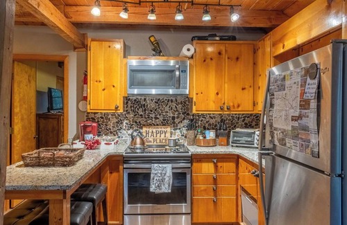 Mill Ridge Cabina | Log Cabin - mtn. view, 3 decks, fire pit, bunk room, pool and pet friendly