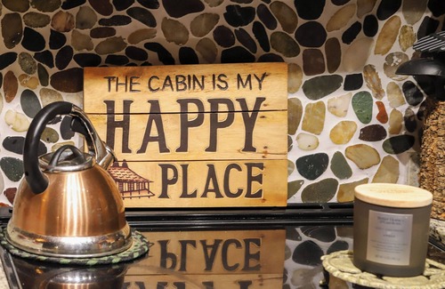 Mill Ridge Cabina | Log Cabin - mtn. view, 3 decks, fire pit, bunk room, pool and pet friendly