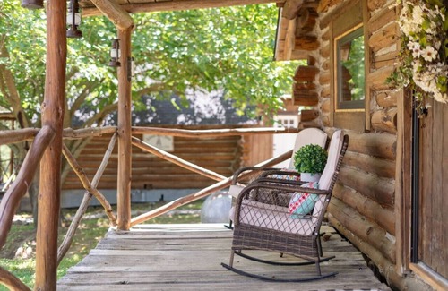 Rudy Cabina | Log cabin on 100 acres-Kitchen-wifi-The Velvet Rooster