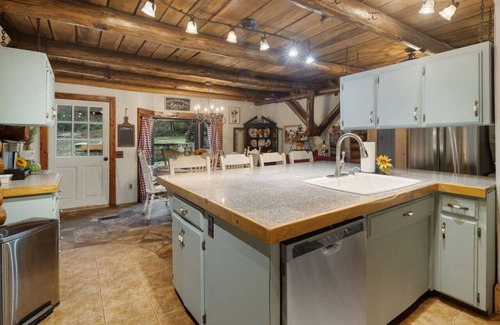 Rudy Casa | Log cabin on 100 acres-Wifi-Kitchen-Wildlife-The Cuddly Cow