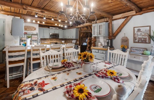 Rudy Casa | Log cabin on 100 acres-Wifi-Kitchen-Wildlife-The Cuddly Cow