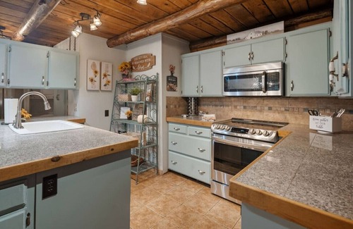 Rudy Casa | Log cabin on 100 acres-Wifi-Kitchen-Wildlife-The Cuddly Cow