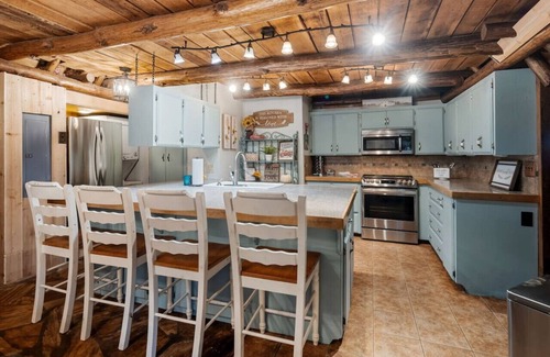 Rudy Casa | Log cabin on 100 acres-Wifi-Kitchen-Wildlife-The Cuddly Cow