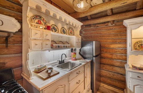 Rudy Cabina | Log cabin on 100 acres-Wifi-Kitchen-Wildlife-The Happy Hound