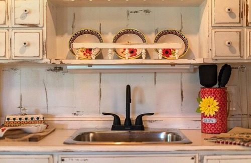 Rudy Cabina | Log cabin on 100 acres-Wifi-Kitchen-Wildlife-The Happy Hound