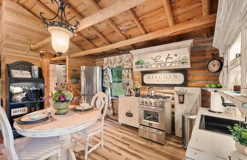Rudy Cabina | Log cabin on 100 acres-Wifi-Kitchen-Wildlife-The Pampered Peacock