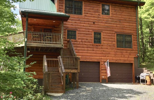 Laurel Springs Casa | Log Cabin en 9 acres privados en Blue Ridge Parkway con hermosas vistas