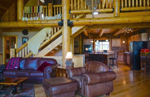 Columbia Falls Cabina | Cabaña de madera en superficie cerca de Meadow Lake Resort