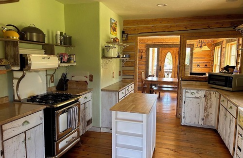 Gardiner Casa | Cabaña de madera en el histórico Yellowstone Park Ranch en el McDonald Ranch