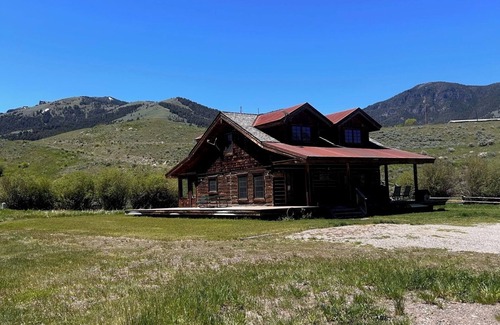Gardiner Casa | Cabaña de madera en el histórico Yellowstone Park Ranch en el McDonald Ranch