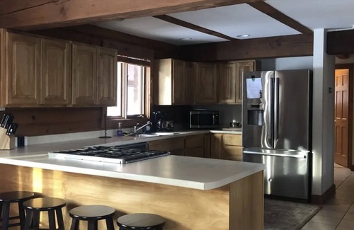 South Royalton Casa | Log cabin on Macintosh Pond access to VAST trail system snowmobile trails.