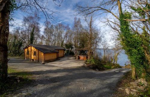 Garrykennedy Casa | Log cabin on the lake - Sleeps 4 & jacuzzi