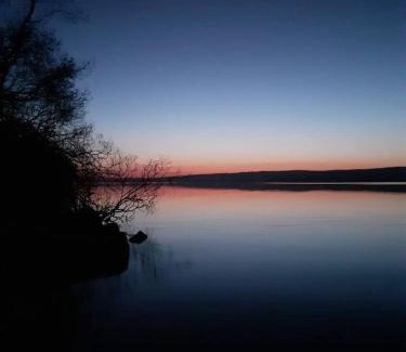 Garrykennedy Casa | Log cabin on the lake - Sleeps 4 & jacuzzi