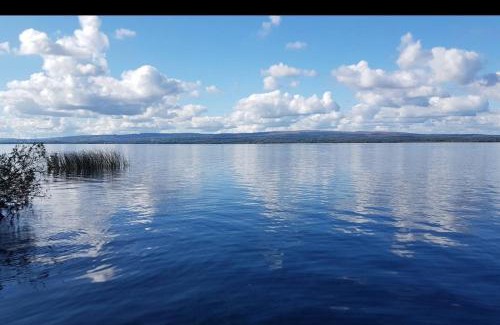 Garrykennedy Casa | Log cabin on the lake - Sleeps 4 & jacuzzi