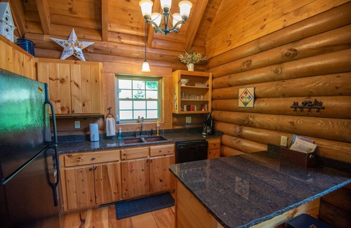 Lansing Cabina | Log Cabin on the New River with Easy Steps in the River + Hot Tub + Fire Pit