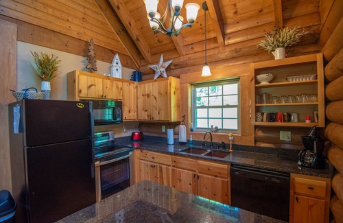 Lansing Cabina | Log Cabin on the New River with Easy Steps in the River + Hot Tub + Fire Pit