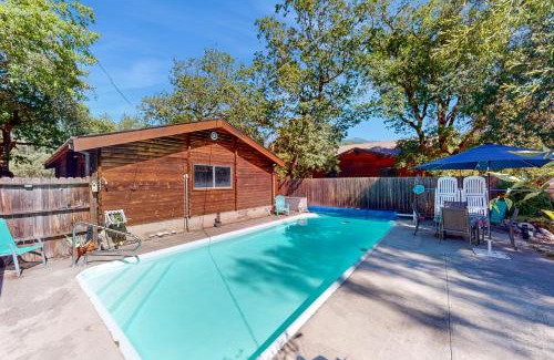 Burnt Ranch Casa | Log Cabin on the River