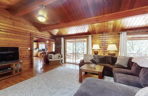 Burnt Ranch Casa | Log Cabin on the River