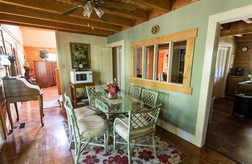 Baker Cabina | Log Cabin on the River