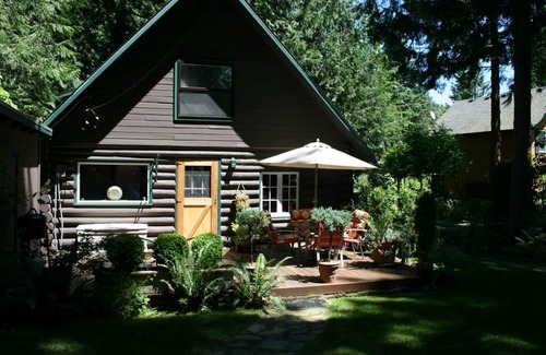 Marmot Cabina | Cabina cerrada Iniciar apareció en revistas nacionales w / bañera de hidromasaje y hermosos jardines.