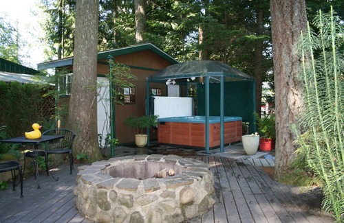 Marmot Cabina | Cabina cerrada Iniciar apareció en revistas nacionales w / bañera de hidromasaje y hermosos jardines.