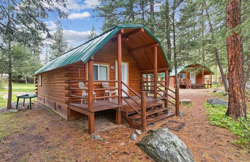 Grantsdale Cabina | Log Cabin Retreat in the Montana Wilderness