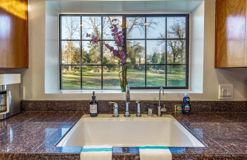 Ahwahnee Casa | Log Cabin sleeps 20 with hot tub, EV Charger, firepit