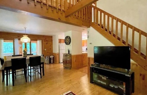 Riverside Estates Cabina | Log Cabin w/ Full Garage, FirePit, BBQ, cozy gas heat Stove