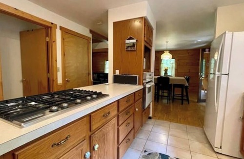 Riverside Estates Cabina | Log Cabin w/ Full Garage, FirePit, BBQ, cozy gas heat Stove