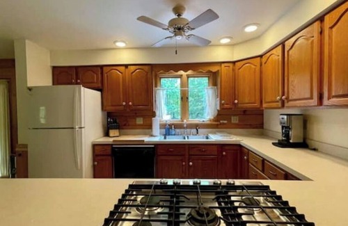 Riverside Estates Cabina | Log Cabin w/ Full Garage, FirePit, BBQ, cozy gas heat Stove