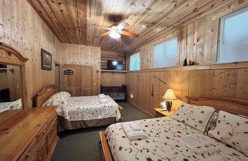 Arkdale Cabina | Log Cabin w/indoor pool on Lake, 30 Min from Wis Dells! 8 min. from Sand Valley