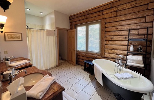 Arkdale Cabina | Log Cabin w/indoor pool on Lake, 30 Min from Wis Dells! 8 min. from Sand Valley
