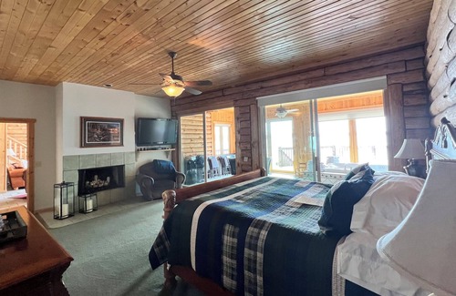 Arkdale Cabina | Log Cabin w/indoor pool on Lake, 30 Min from Wis Dells! 8 min. from Sand Valley
